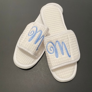 Monogrammed Slippers / Custom Slippers for Wedding / Personalized House shoes / monogrammed Slippers for Bridesmaids / Gifts for her