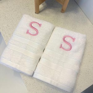 Monogrammed hand towel set / Personalized White Bath towels / Monogram bathroom towels / Embroidered towels / Hostess Gifts