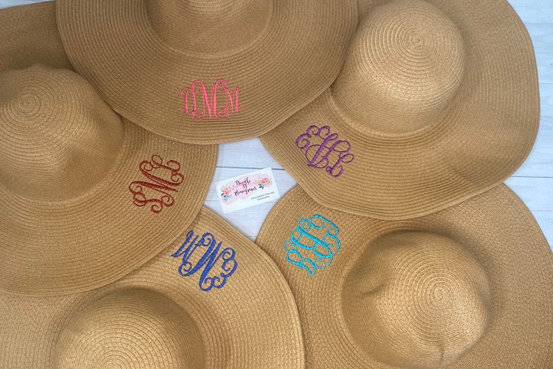 K&ouml;nnte beinhalten: Sechs Strohh&uuml;te mit verschiedenen farbigen Monogrammen. Die Monogramme sind auf die H&uuml;te gestickt. Die H&uuml;te sind alle im gleichen Stil und in der gleichen Farbe.