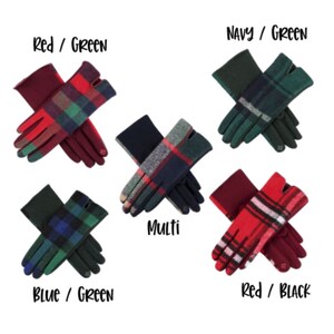 Pu&ograve; includere: Cinque paia di guanti a quadri in diverse combinazioni di colori: rosso e verde, blu navy e verde, blu e verde, multicolore e rosso e nero.