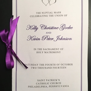 以下が含まれることがあります： 紫色のリボンが付いた結婚式のプログラム。プログラムには、Kelly Christine Goeke と Kevin Peter Johnson の名前と、2014 年 10 月 4 日土曜日の日付が記載されています。