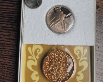 Franklin Mint Bronze metal United Nations Medallion with 24"neck chain in original box 1970
