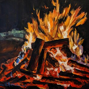 Pode incluir: Uma pintura a óleo retrata uma fogueira com chamas vibrantes laranja e amarelas contra um fundo escuro. As chamas elevam-se acima dos troncos em chamas, com toques de vermelho e branco. A obra captura o calor e a energia de uma fogueira.