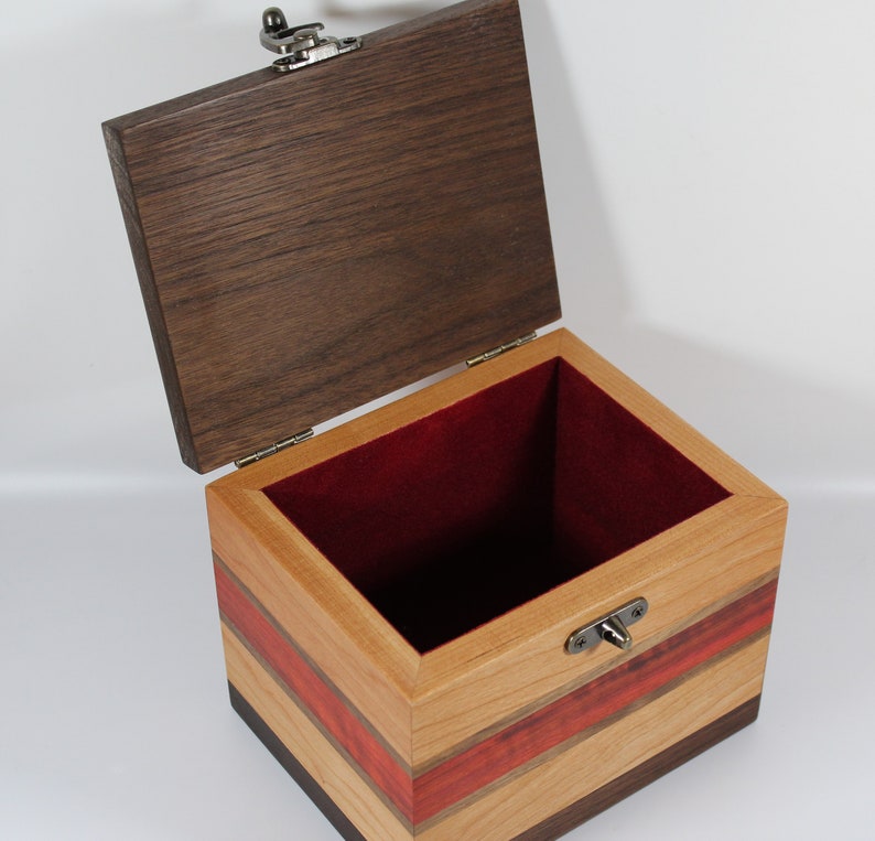 2103 Handcrafted cherry and black walnut keepsake box Bild 7