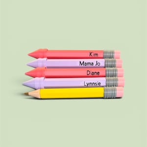 Op de afbeelding: Een set van vijf pennen in de vorm van potloden, elk met een anders gekleurde houder in koraal, lichtpaars, rood, lavendel en geel. Elke pen is gepersonaliseerd met een naam: Kim, Mama Jo, Diane en Lynnsie, en heeft een grijze metalen ring.