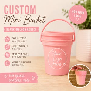 Op de afbeelding: Een roze mini-emmer met een handvat, ontworpen voor aangepaste logo's. De tekst op de emmer luidt "Your Logo Here". Extra tekst bevat "Custom Mini Bucket" en "Blank or Logo Added!"