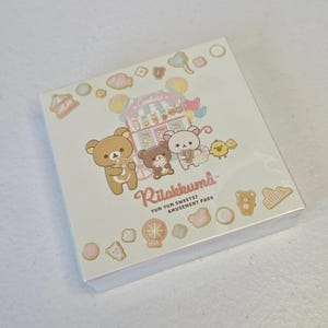 Könnte beinhalten: Ein Set aus drei Keramikbechern mit gesprenkelter, matter Oberfläche. Die Becher sind in den Farbtönen Creme, Hellgrau und Dunkelgrau gehalten. Jeder Becher hat ein schlichtes, minimalistisches Design, perfekt für Kaffee oder Tee.
