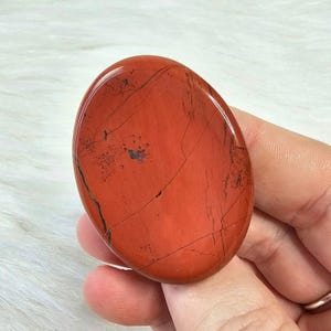 Jaspe Vermelho Pedra Natural Preocupação Feito à Mão Pedra de Bolso para Polegar Alívio da Ansiedade Presentes de Conforto BÔNUS Cartão de Informações