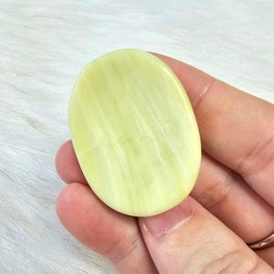 Serpentine Natural Worry Stone Pedra de bolso para polegar feita à mão Alívio da ansiedade Presentes de conforto BÔNUS Cartão de informações