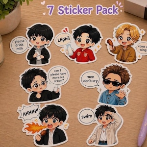 Pode incluir: Um pacote de 7 adesivos com ilustrações estilo chibi de jovens com balões de fala contendo o texto: please drink milk, Liiphil, come on wing, can I please have more ice cream, men don't cry, AHHH e swim. Os adesivos mostram várias expressões.