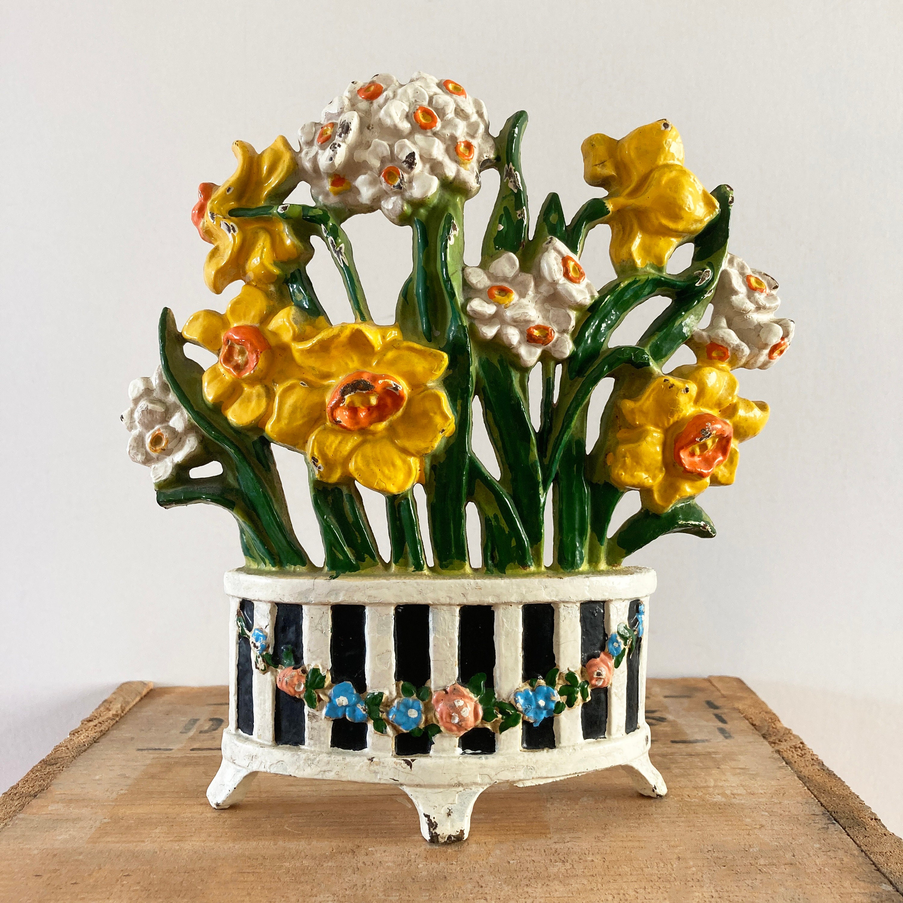 Vintage Hubley Daffodil Doorstop C1930, Excellent Condition, Painted Cast  Iron Flowers in Basket, Americana, Rustic Country or Cottage Decor 