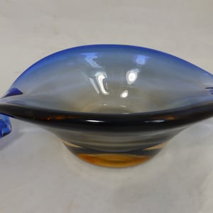 Vintage Murano Sommerso Blue & Amber mundgeblasene Glasschale in Coquille-Form mit gerollten Enden 10,5 Zoll W - Venezianisches Kunstglas