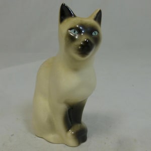 Vintage Siamese Kitten Cat with Blue Eyes Kitsch Seated Gloss Glazed Hand Painted Porcelain 4 in H Figurine – Retro 1960s Cat Sculpture