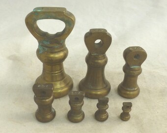 Juego vintage de 7 pesas de campana imperiales de latón, de 1 libra a 0,25 oz. Balanzas decorativas y de pesaje. Pátina dorada. Fabricadas en Inglaterra.