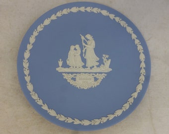 Vintage Wedgwood Mother 1976 Blue Jasperware Plate con White Bas Relief Classic Goddess Mother & Two Daughters 6.5 in D - Regalo del Día de la Madre