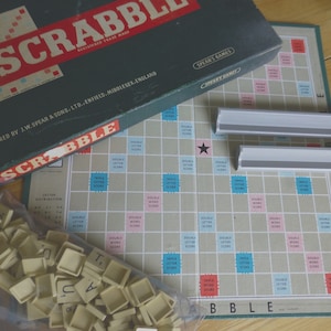 Spear’s Games Vintage 1955 Scrabble Board Game – Complete Set in Original Green Box – Rules on Lid – VGC – England Boredom Buster