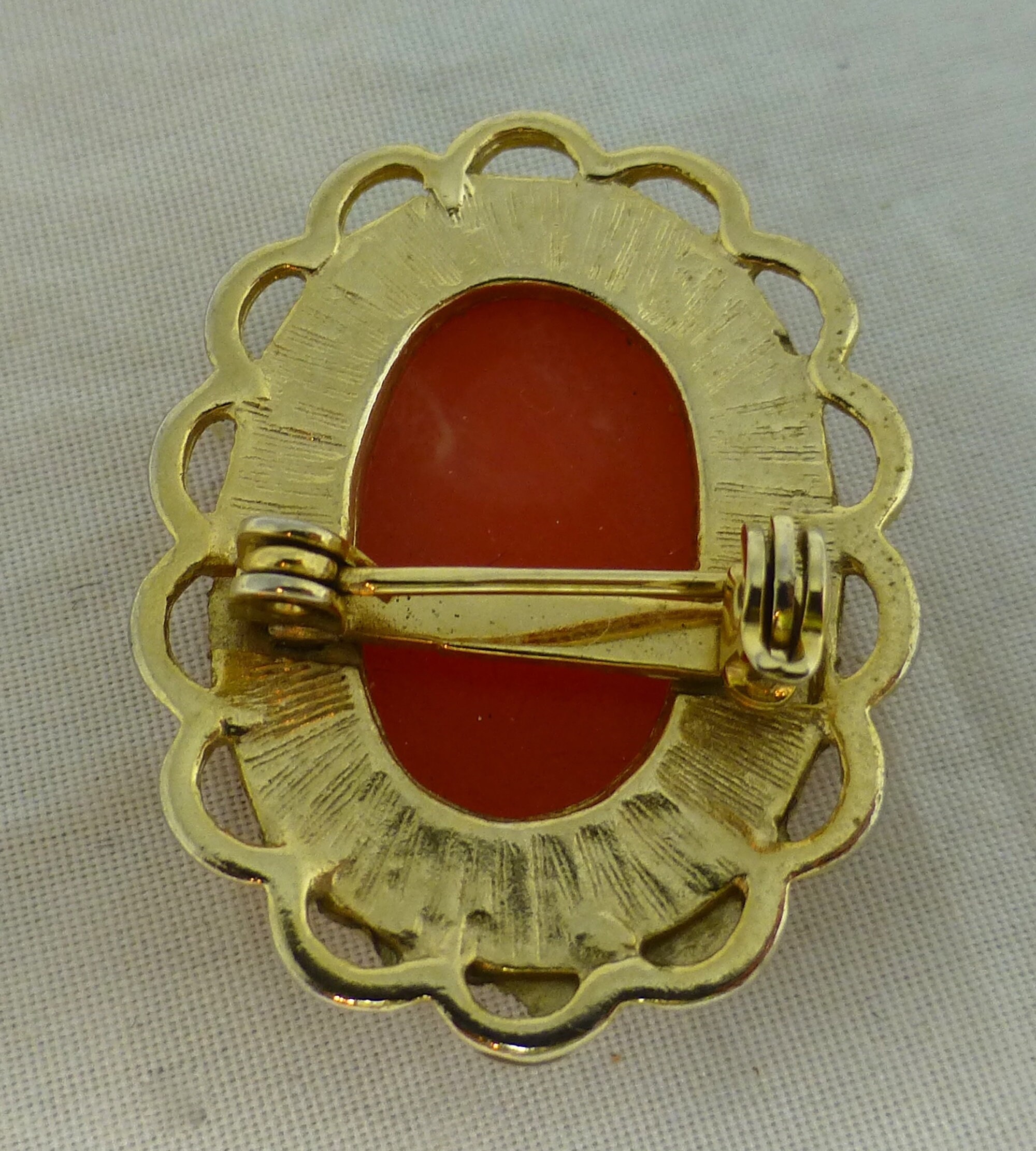 Broche en or jaune et camée corail | Galerie Pénélope