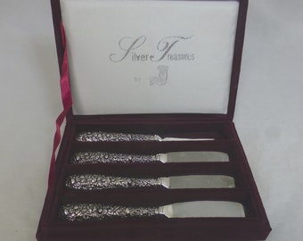 American Godinger Silver Treasures Cased Set of 4 Signed 5.5 in Silver Plate Spreader Knives - Decorative Floral Repoussé Handle - USA Made