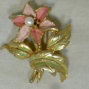 Vintage Flower and Leaves Hand Painted Enamel and Pearl Gold Tone Brooch - Pastel Pink & Green Enamel - Unique Floral Costume Jewellery