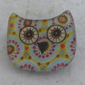 Pretty Acrylic Resin Owl Bird Brooch - Ditsy Design with Blue, Yellow and Red Accents - Owl Jewellery - Costume Jewellery Bird Gift