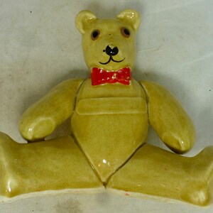 Vintage Teddybär Studio Keramik handbemalte sitzende und lächelnde Bärenfigur Glanzglasurverzierung - 15,2 cm W - rote Fliege