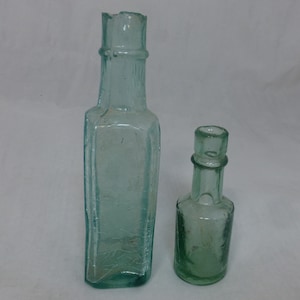 Set van 2 antieke Victoriaanse heldere blauwgroen getinte glazen flessen 5,5 en 3,5 inch hoog - ingesprongen basis, zijnaden - oude glazen flessen voor verzamelaars