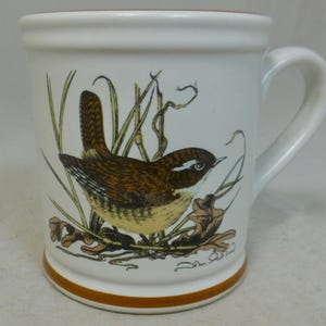 Kubek z białej kamionki z motywem ptaków z motywem ptaków w zaroślach – John Morland Bird Design – Derbyshire, Anglia – VGC