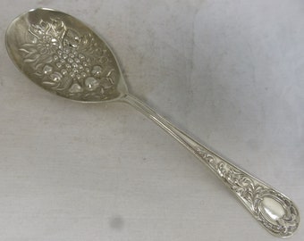 Cuchara de servir vintage grande de plata repujada con bayas de 20 cm - Mango con camafeo ornamentado - Uvas y frutas en relieve - EPNS A1 Sheffield, Inglaterra