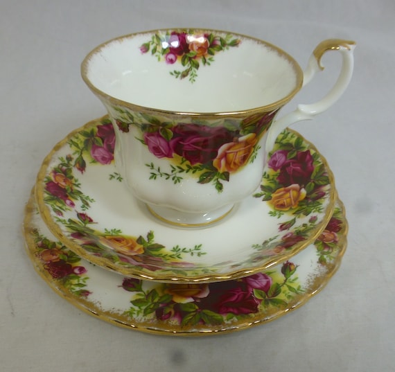 【英国ビンテージ】ロイヤルアルバート★ティーローズ★テニスセット 英国ビンテージ】ロイヤルアルバート☆ティーローズ☆テニスセット