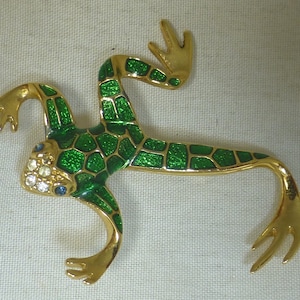 Vintage goudkleurige pavé kikkerbroche met smaragdgroen email, heldere strass diamanté juwelen en blauwe kristallen ogen - kostuumsieraden cadeau