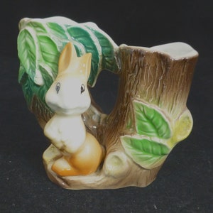 Figura/adorno de jarrón con dos ramilletes de flores y dos troncos de árboles de la colección Vintage Fauna Rabbit de Hornsea Pottery, n.º 25, Retro Studio Pottery, fabricado en Inglaterra