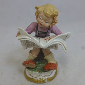 Capodimonte Girl Reading Italian Newspaper Vintage Porcelain Figurine signed by Rosi – Children on holiday - Hand Painted Italian Sculpture
