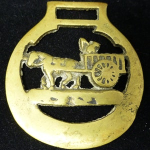 Englisches Cart Horse Messingmedaillon mit Pferd und Wagen - Vintage und Sammlerstück