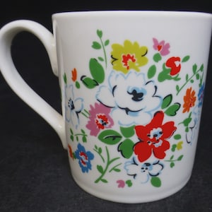 Cath Kidston Blumen bunte Blumenstrauß auf weißen Churchill feine China gerade beidseitiger Becher / Tasse – englische weiße Rosen lebendige Design Geschenk