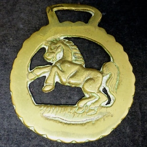 Pferd Messing Vintage Medaillon mit Prancing Aufzucht Pferd Hengst - Cart Pferd / Arbeitspferd Sammler Pub Englisch Souvenir Cast Brass