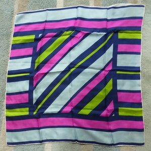 Foulard en soie Echo - Motif à rayures géométriques audacieuses en rose, bleu et vert - 26 x 26 pouces - Ourlet roulotté à la main - accessoire de mode pour femme vintage