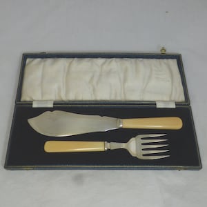 Juego de cuchillo y tenedor de servir grandes, firmados, de plata, con estuche Art Déco, marca Harrison Fisher and Co. - H F & Co S EP - Sheffield, Inglaterra EPNS