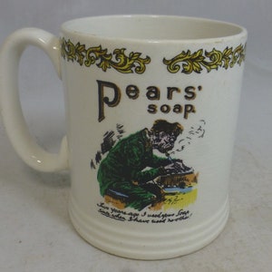 Puede incluir: Taza de cerámica blanca con un diseño amarillo y verde. La taza presenta una ilustración de dibujos animados de un hombre afeitándose con el texto "Pear's Soap" y "Six years ago I used your Soap Since when I have used no other!"