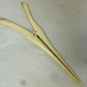 Antique Victorian Cream Natural Material Glove Stretcher 7.25 In – Working Pinch Mechanism - England – Collectible Edwardian Women’s Fashion