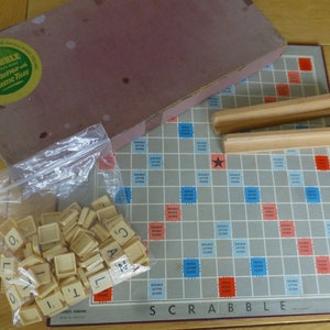 Vintage Scrabble Spear’s Games 1955 Vintage Brettspiel in Roter Box - Plastikfliesen & 4 Holzständer - Regeln auf dem Deckel - Komplettes Scrabble-Spiel