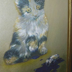 Puede incluir: Un gatito calico con pelaje negro, blanco y naranja se sienta sobre un fondo dorado. El gatito est&aacute; mirando hacia abajo a una botella de tinta azul derramada.
