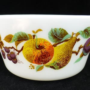 Pyrex JAJ Casserole Serving Dish with Handles Kent Orchard 1.5 Pint Ovenproof Pyrex Dish – Autumn fruit - English 1960s Retro Pyrex Homeware