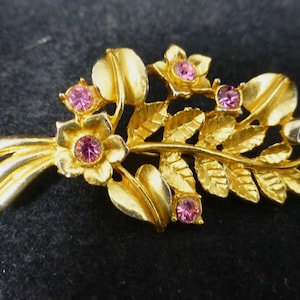 Vintage Brooch with Leaf Foliage and Flower Spray Diamante – Six Pink Rhinestone Crystals Set in Gold Tone – Floral Jewellery Accessory