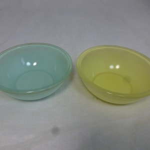 Vintage JAJ Pyrex Sprayware Pastellgelb & Grün Retro Küche Kochschalen - 5,5 in D - Englisches 1960er Jahre hitzebeständiges Glas - Made England