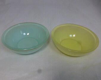 Vintage JAJ Pyrex Sprayware Pastel Yellow & Green Retro Kitchen Cooking Bowls - 5.5 in D - English 1960s Heat Resistant Glass – Made England