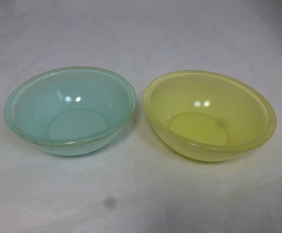 Vintage JAJ Pyrex Sprayware Pastel Yellow & Green Retro Kitchen Cooking Bowls - 5.5 in D - English 1960s Heat Resistant Glass – Made England