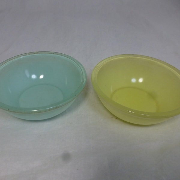 Vintage JAJ Pyrex Sprayware Pastel Yellow & Green Retro Kitchen Cooking Bowls - 5.5 in D - English 1960s Heat Resistant Glass – Made England