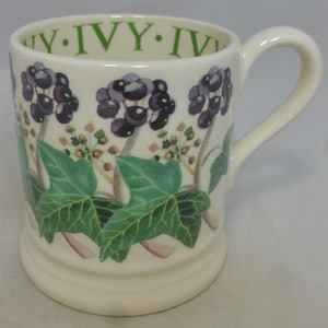 Caneca Emma Bridgewater com flor de hera inglesa e meia caneca - Design de esponja com folhagem de hera e frutas vermelhas decoradas à mão - Carimbo de contorno da Inglaterra - VGC
