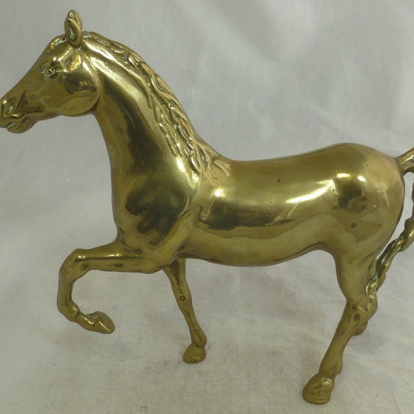 vintage Large Heavy 3D Brass Massif Thoroughbred Horse Raised Leg Sculpture - 8.25 in H - Figurine de cheval élégante, Pièce maîtresse de design d'intérieur