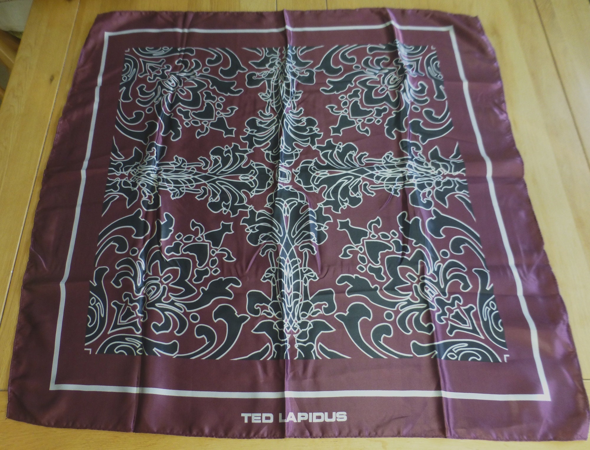 Foulard Ted Lapidus - Motif Arabesques Marron, Rose, Gris Sur Fond Blanc - Occasion TBE